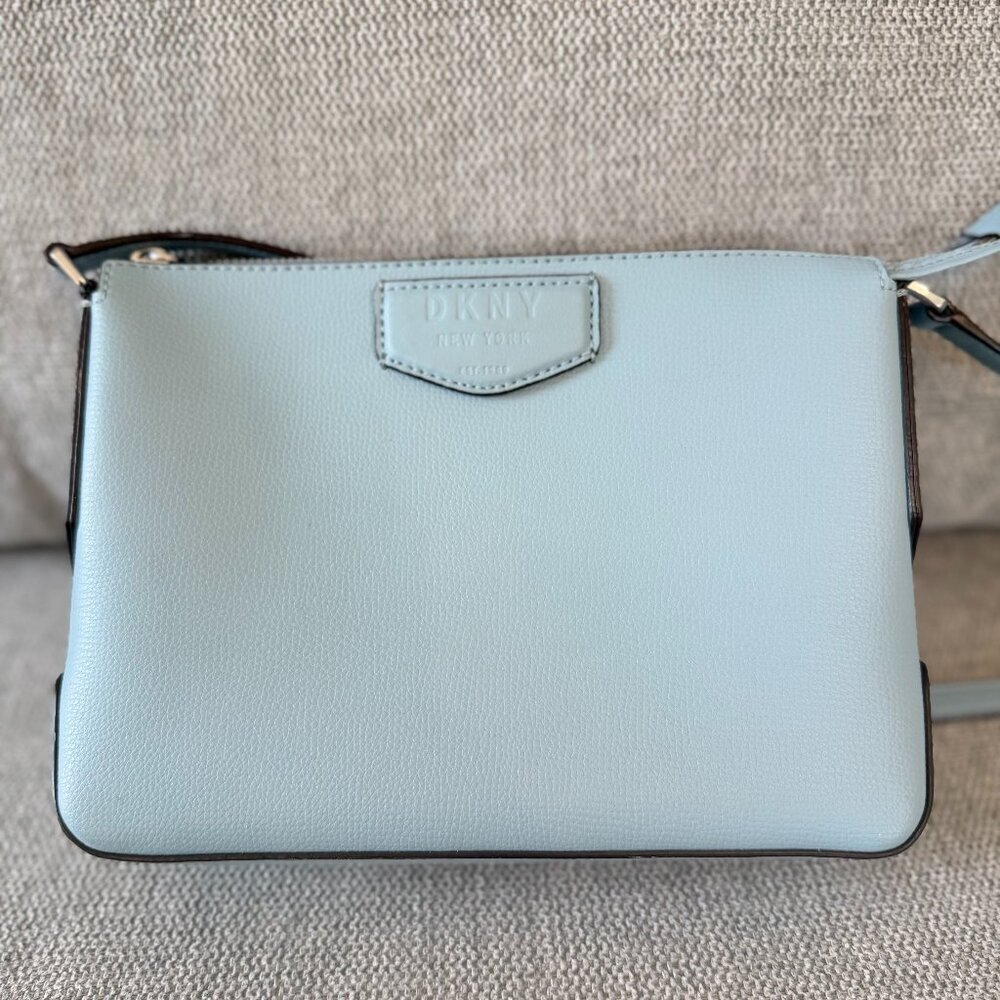 👜✨ DKNY New York Pebbled Leather Crossbody – Light Blue ✨👜